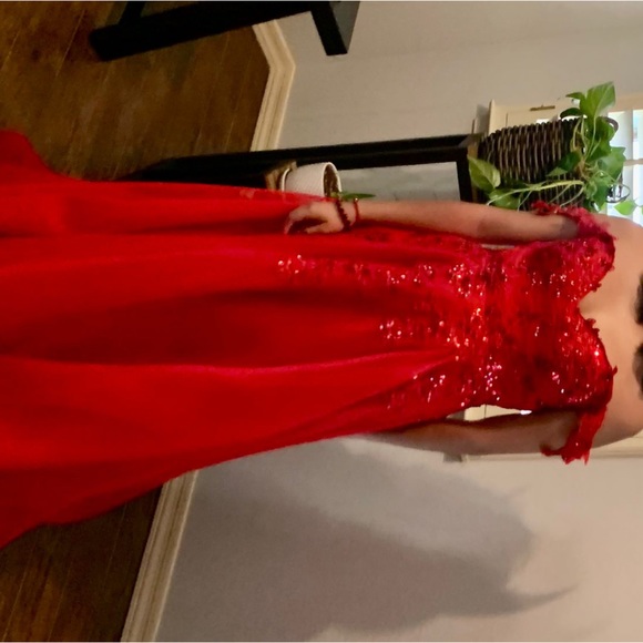 Red homecoming/prom dress, off shoulder and glittery used once - Picture 4 of 4